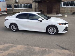 2021 Toyota Camry VIII (XV70), белый, 2700000 рублей, вид 3