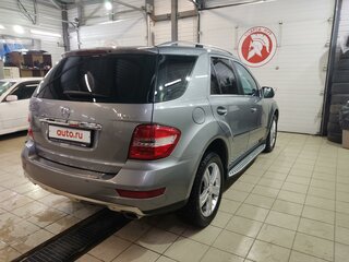 2010 Mercedes-Benz M-Класс 350 II (W164) Рестайлинг, серый, 2400000 рублей, вид 3