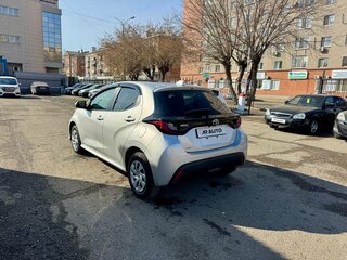 2020 Toyota Yaris IV, серый, 1299000 рублей, вид 2