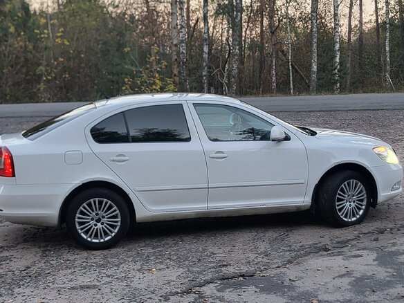 2013 Skoda Octavia II (A5) Рестайлинг, белый, 1190000 рублей - вид 1