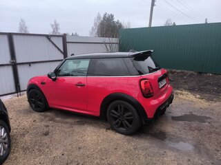 2021 Mini Hatch Cooper III (F55/F56) Рестайлинг 2, красный, 3000000 рублей, вид 4