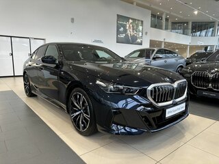 2026 BMW 5 серии 530i xDrive VIII (G60/G61/G68), чёрный, 10500000 рублей, вид 3