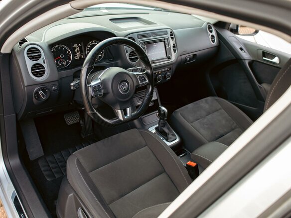 2016 Volkswagen Tiguan I Рестайлинг, серебристый, 1595000 рублей - вид 12