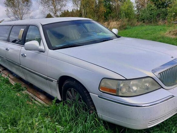 2003 Lincoln Town Car III Рестайлинг, белый, 500000 рублей - вид 2