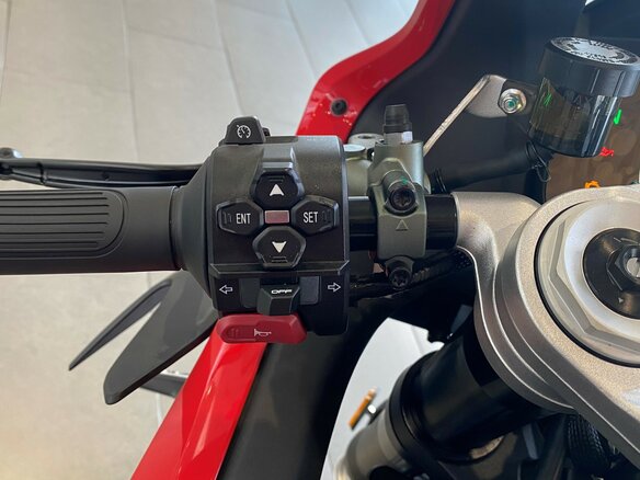 2026 QJMotor SRK 921 RR, красный, 1095000 рублей - вид 11