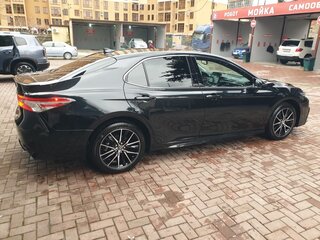 2023 Toyota Camry VIII (XV70) Рестайлинг, чёрный, 4750000 рублей, вид 2