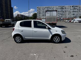 2000 Toyota Vitz I (P10), белый, 320000 рублей, вид 2