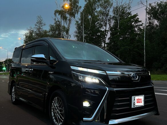 2018 Toyota Voxy III (R80) Рестайлинг, чёрный, 2080000 рублей - вид 4