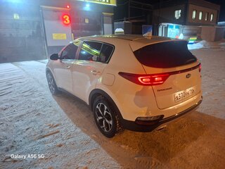 2021 Kia Sportage IV Рестайлинг, белый, 2600000 рублей, вид 5