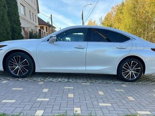 2022 Lexus ES 250 VII Рестайлинг, белый, 6100000 рублей, вид 3