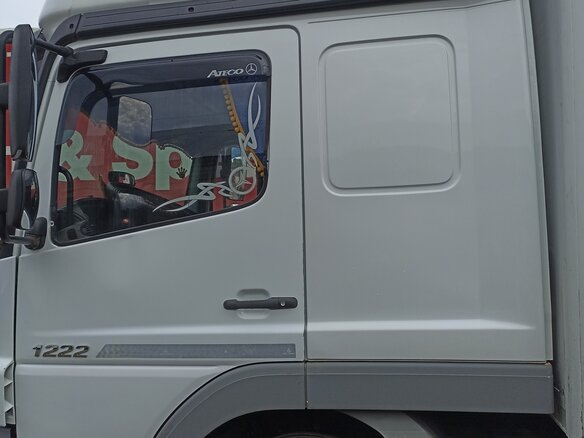 2004 Mercedes-Benz Atego, белый, 3800000 рублей - вид 1