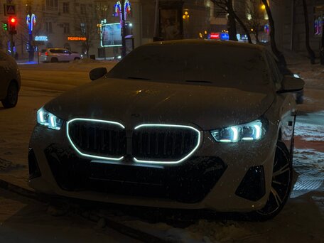 2024 BMW 5 серии 530i xDrive VIII (G60/G61/G68), белый, 6800000 рублей, вид 3