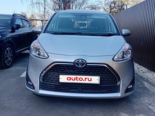 2018 Toyota Sienta II Рестайлинг, серебристый, 1300000 рублей, вид 1