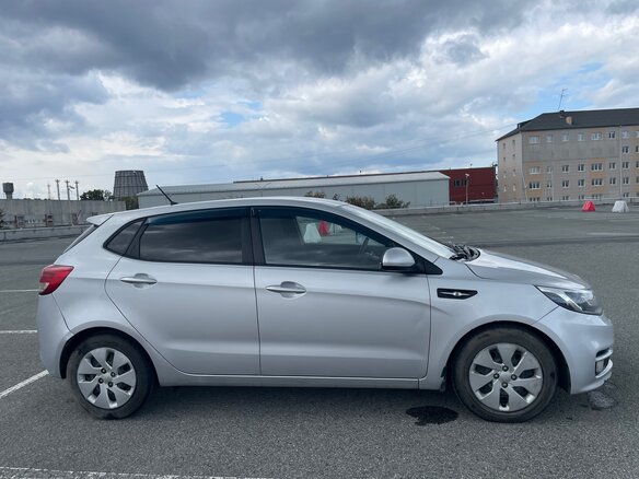2015 Kia Rio III Рестайлинг, серый, 740000 рублей - вид 6