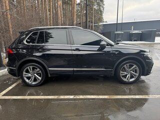 2021 Volkswagen Tiguan II Рестайлинг, чёрный, 4155000 рублей, вид 4