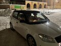 2010 Skoda Fabia II Рестайлинг, белый, 400000 рублей - вид 2
