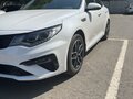 2019 Kia Optima IV Рестайлинг, белый, 2040000 рублей - вид 1