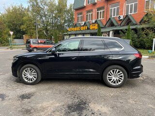 2018 Volkswagen Touareg III, чёрный, 4350000 рублей, вид 4