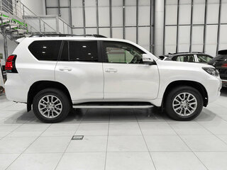2018 Toyota Land Cruiser Prado 150 Series Рестайлинг 2, белый, 5199000 рублей, вид 4