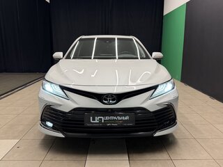 2021 Toyota Camry VIII (XV70) Рестайлинг, белый, 3000000 рублей, вид 2