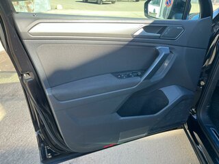 2019 Volkswagen Tiguan II, чёрный, 2490000 рублей, вид 2