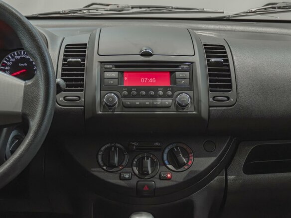 2011 Nissan Note I Рестайлинг, красный - вид 13