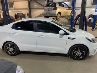 2017 Kia Rio III Рестайлинг, белый, 799999 рублей, вид 3