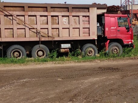 2003 Sinotruk Howo 4X2, красный, 780000 рублей, вид 1