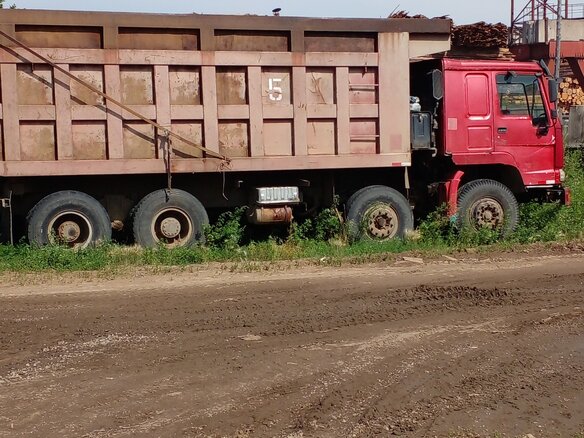 2003 Sinotruk Howo 4X2, красный, 780000 рублей