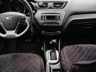 2017 Kia Rio III Рестайлинг, серебристый, 1370000 рублей, вид 3