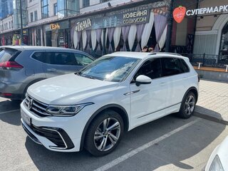 2021 Volkswagen Tiguan II Рестайлинг, белый, 4900000 рублей, вид 1