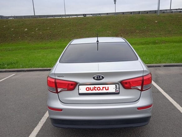 2015 Kia Rio III Рестайлинг, серебристый, 1350000 рублей - вид 3
