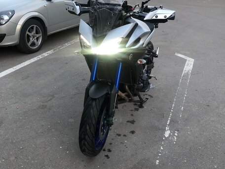 2015 Yamaha MT-09 Tracer (FJ-09), серебристый, 700000 рублей, вид 3