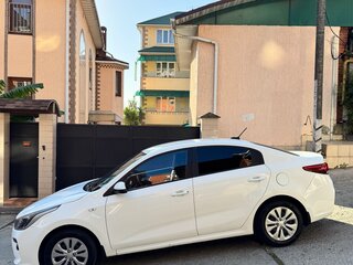 2018 Kia Rio IV, белый, 999999 рублей, вид 4