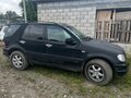 2000 Mercedes-Benz M-Класс 320 I (W163), чёрный, 515000 рублей - вид 1