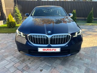 2023 BMW 5 серии 530i xDrive VIII (G60/G61/G68), синий, 6550000 рублей, вид 2