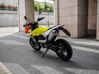 2026 Husqvarna 701 Supermoto, белый, 1750000 рублей, вид 4