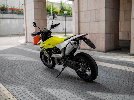 2026 Husqvarna 701 Supermoto, белый, 1750000 рублей, вид 4