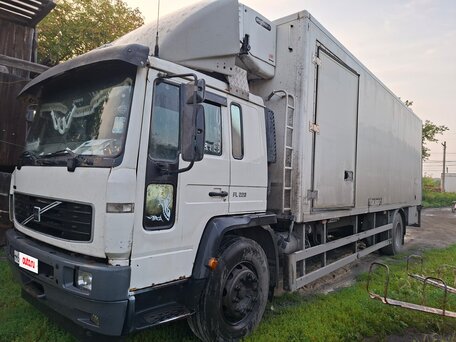 2005 Volvo FL, белый, 2000000 рублей, вид 3