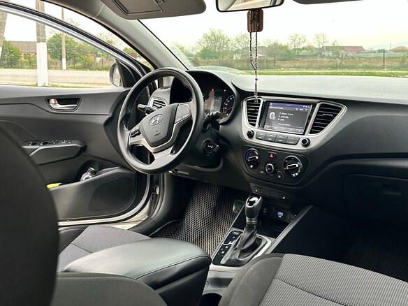 2019 Hyundai Solaris II, серебристый, 1150000 рублей - вид 4
