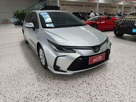 2023 Toyota Corolla XII (E210), серебристый, 1600000 рублей, вид 3