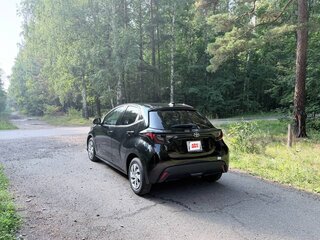 2022 Toyota Yaris IV, чёрный, 1210000 рублей, вид 4
