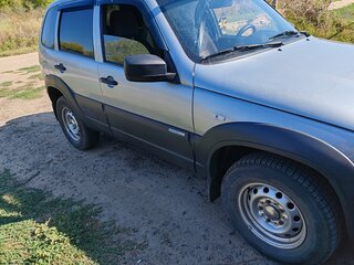 2014 Chevrolet Niva I Рестайлинг, серебристый, 725000 рублей, вид 3