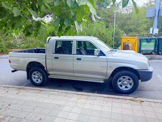 2005 Mitsubishi L200 III Рестайлинг, серебристый, 900000 рублей, вид 5