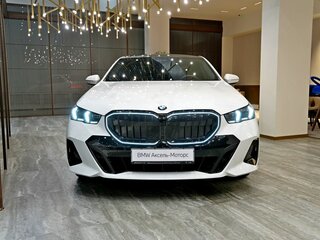 2024 BMW 5 серии 530i xDrive VIII (G60/G61/G68), белый, 8360000 рублей, вид 2