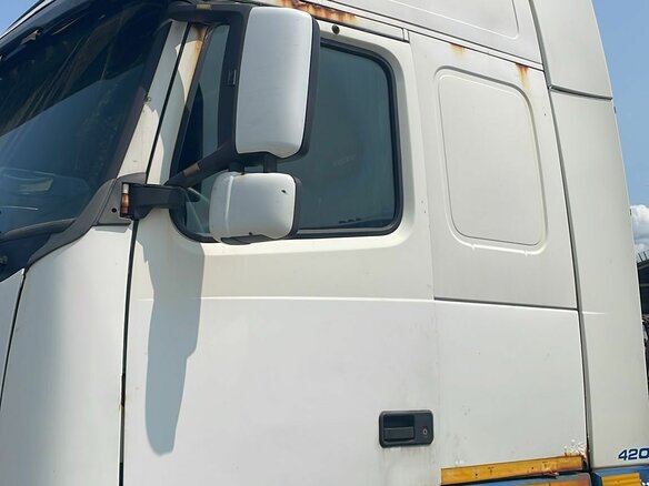 2003 Volvo FH, белый, 863835 рублей - вид 2