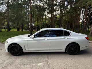 2019 BMW 7 серии 730d xDrive VI (G11/G12) Рестайлинг, белый, 6000000 рублей, вид 3