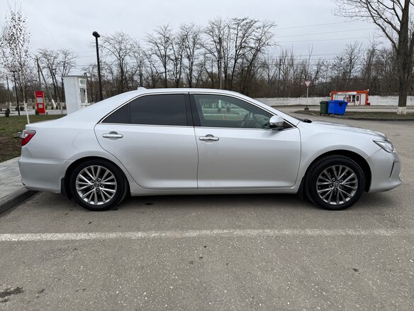 2016 Toyota Camry VII (XV50) Рестайлинг, серебристый, 2200000 рублей - вид 3