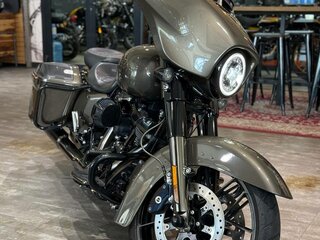 2021 Harley-Davidson CVO Street Glide, серый, 3400000 рублей, вид 5