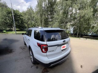 2017 Ford Explorer V Рестайлинг, белый, 2450000 рублей, вид 4